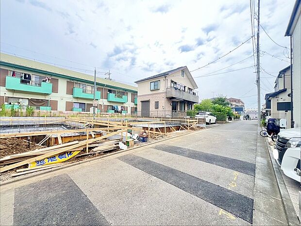 6m幅員の道路に面しておりお車の運転が苦手な方でも安心して出入りいただけます。