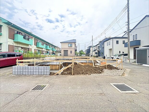 戸建てが立ち並ぶ静かな住宅街。四季折々の移り変わりを感じながら自然と楽しみ、暮らす、そんな毎日を日々の中で感じられる住環境