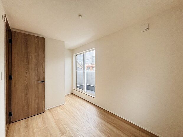 大きな開口部から明るい光が差し込む、日中の室内の明るさがこの部屋の魅力です。 