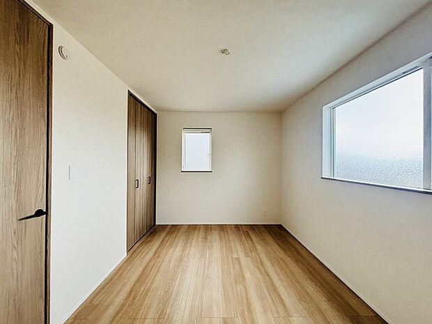 衣類の整理整頓に嬉しいクローゼット付きのお部屋。お子様のお部屋としても便利です。