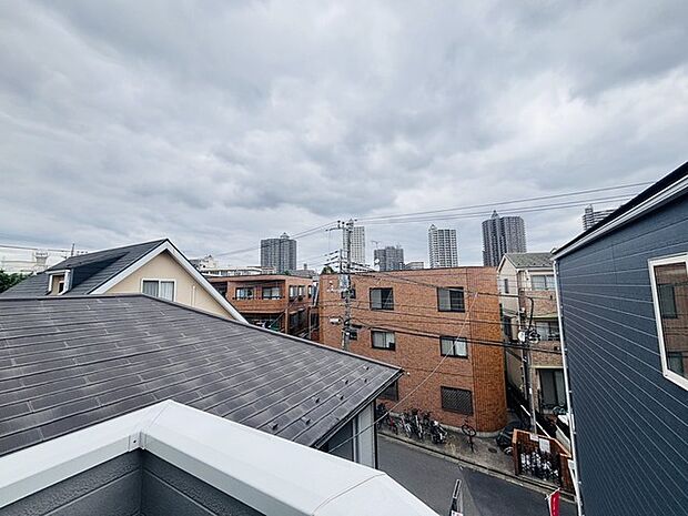 窓から眺める風景は一日の疲れを癒すヒーリングを奏でる、心地の良い時間を演出してくれます。室内も重要ですが、周りの環境もマイホーム選びの大事なポイント 