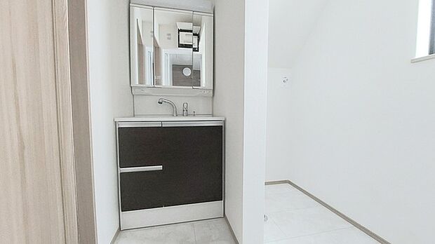 お出かけ前の身だしなみに一歩差がつく三面鏡。ミラー裏にはたっぷり収納もございます。