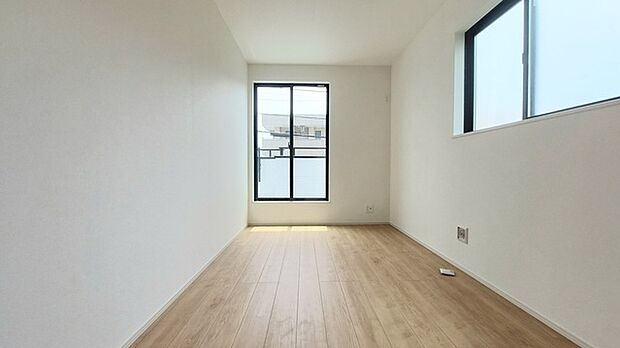 2面採光を確保した明るい室内は、爽やかな風を感じる居心地の良い空間です。