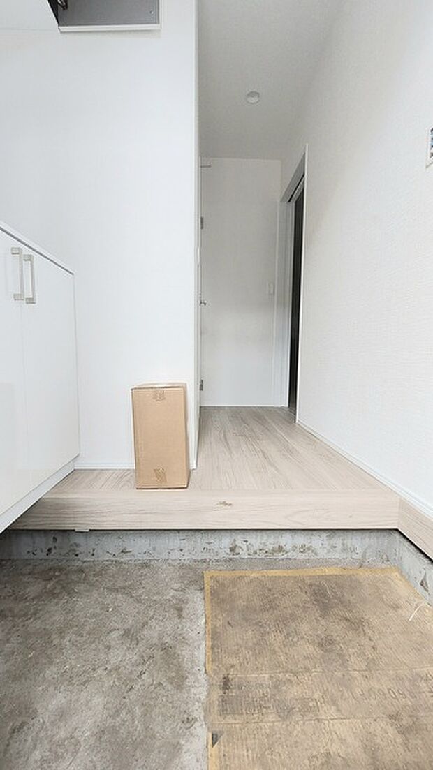 明るく開放的な玄関、靴の脱ぎ履きもしやすく、収納も豊富でご家族皆様の靴をスッキリ収納できます。