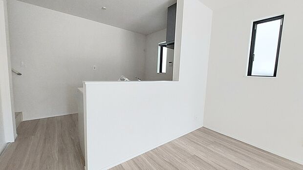 どんな家具にでも相性が良い清潔感ある白色調のクロスを採用。主張しすぎない配色、耐久性にも優れた床材は日々のメンテナンスも楽に、快適に過ごして頂けるよう考えられています。