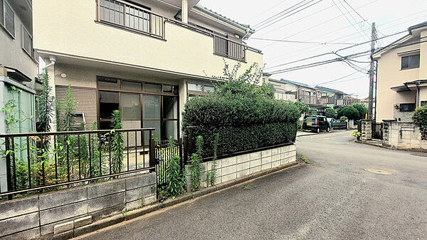 戸建てが立ち並ぶ静かな住宅街。四季折々の移り変わりを感じながら自然と楽しみ、暮らす、そんな毎日を日々の中で感じられる住環境