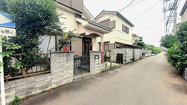 戸建てが立ち並ぶ静かな住宅街。四季折々の移り変わりを感じながら自然と楽しみ、暮らす、そんな毎日を日々の中で感じられる住環境