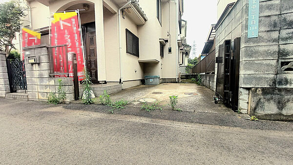 カースペースは1台駐車できます。車庫の出し入れのしやすさなど、実際に現地にてご確認ください。