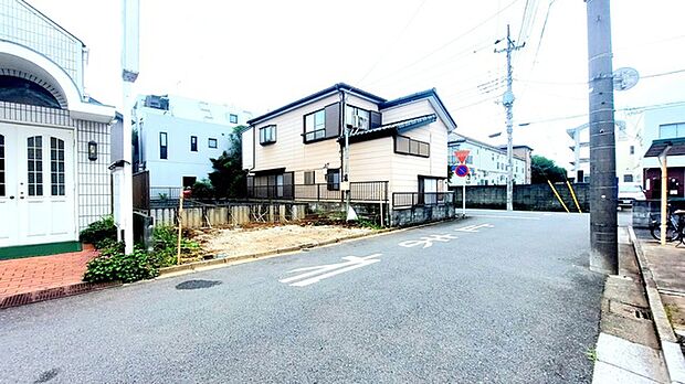 広い道路に面しておりお車の運転が苦手な方でも安心して出入りいただけます。
