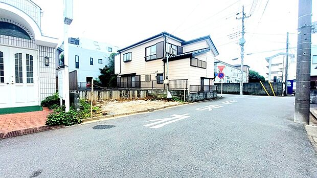 広い道路に面しておりお車の運転が苦手な方でも安心して出入りいただけます。