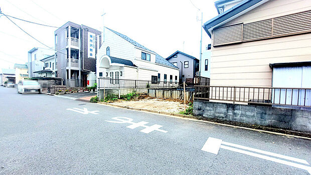 広い道路に面しておりお車の運転が苦手な方でも安心して出入りいただけます。