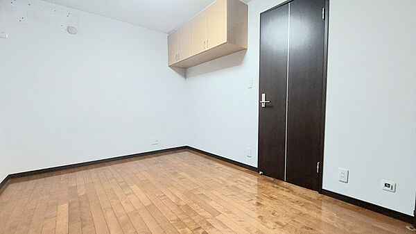 衣類の整理整頓に嬉しいクローゼット付きのお部屋。お子様のお部屋としても便利です。