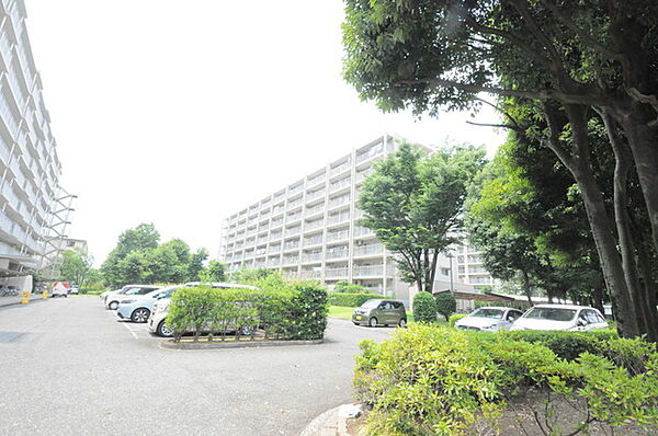 南側のお部屋から出入りできる、奥行きのあるワイドバルコニー。心地よい陽射しと暖かな風を楽しむことが出来ます。