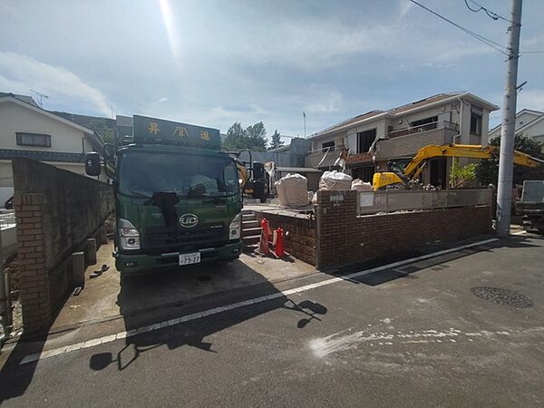 戸建てが立ち並ぶ静かな住宅街。四季折々の移り変わりを感じながら自然と楽しみ、暮らす、そんな毎日を日々の中で感じられる住環境