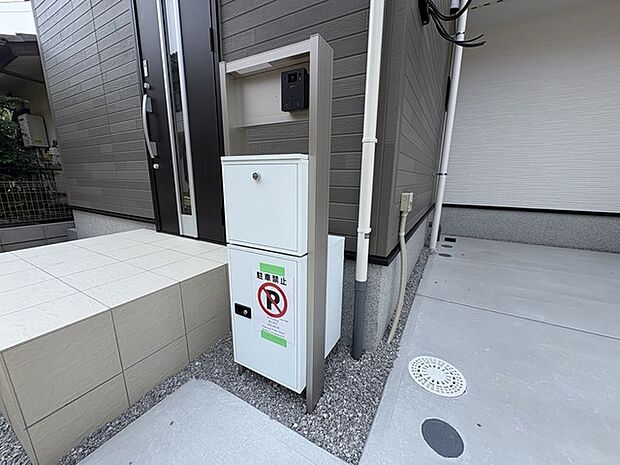 外出中で不在時や、在宅中でも手を離せない時に便利な宅配ボックス。お客様に代わって受け取れるので、暮らしにゆとりが生まれます。