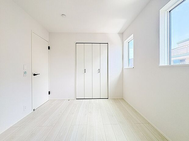 大きな開口部から明るい光が差し込む、日中の室内の明るさがこの部屋の魅力です。