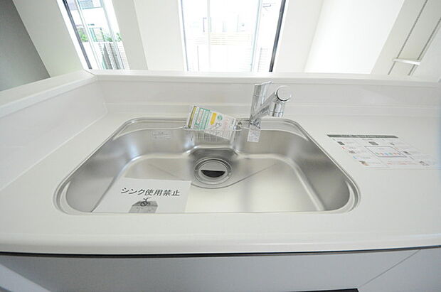人工大理石を使用したシステムキッチン。永く傷つきにくく、お手入れもしやすい高機能性です。