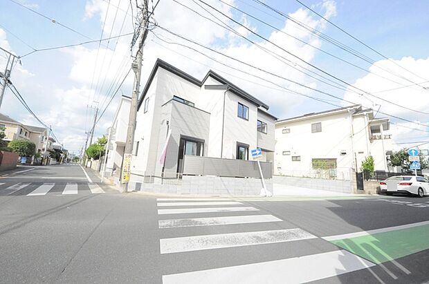 角地なので開放感がございます。