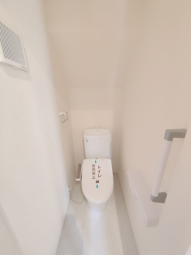 1階トイレ 1.2階にそれぞれトレイがございます。朝の混雑時に分散して利用できるほか、ゲスト用としても使い分けることもできます。