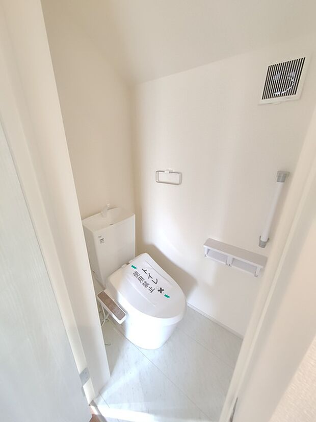 2階トイレ 1.2階にそれぞれトレイがございます。朝の混雑時に分散して利用できるほか、ゲスト用としても使い分けることもできます。