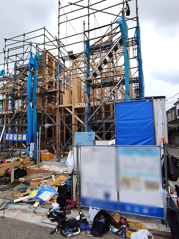 戸建てが立ち並ぶ静かな住宅街。四季折々の移り変わりを感じながら自然と楽しみ、暮らす、そんな毎日を日々の中で感じられる住環境 