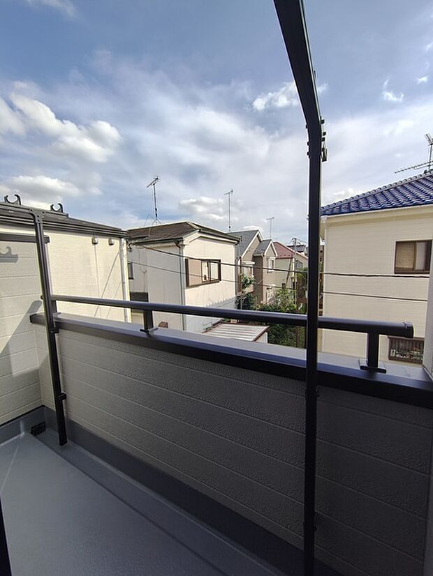 陽ざしが差込む明るいバルコニー。奥行きのあるバルコニーはお洗濯時に助かります。