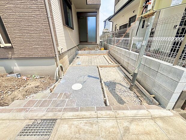 セカンドカーや来客時にも便利なカースペース2台分ございます。