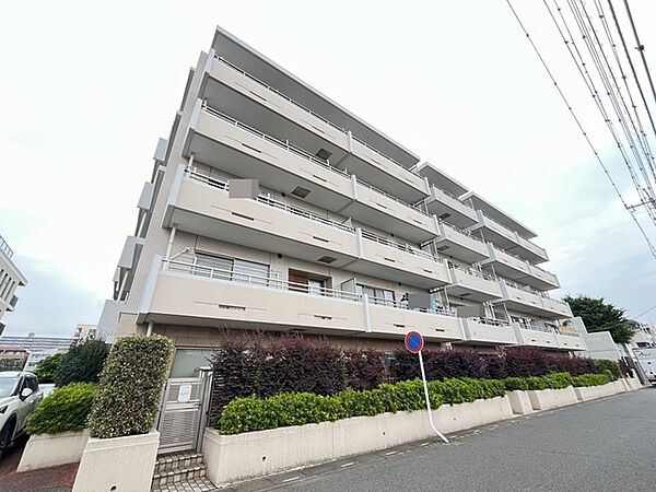 都市の利便性を享受しながらも、静かな環境で心穏やかに暮らせる落ち着いた住環境が整っています