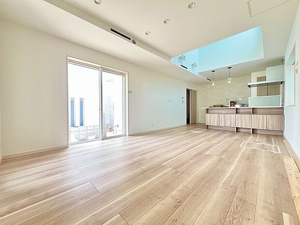 大きな開口部から明るい光が差し込むリビング。日中の室内の明るさがこの部屋の魅力です。