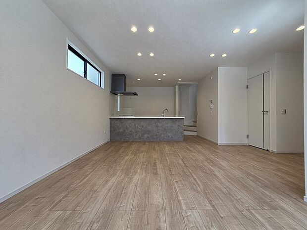 家族が一番集まる場所だから広々としつつも素敵な空間であって欲しい。皆がくつろぐリビングからキッチンまでが一つに繋がる空間。