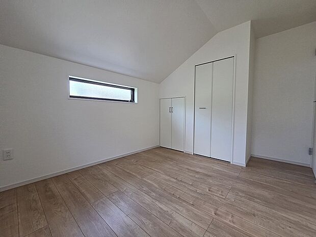 衣類の整理整頓に嬉しいクローゼット付きのお部屋。お子様のお部屋としても便利です。