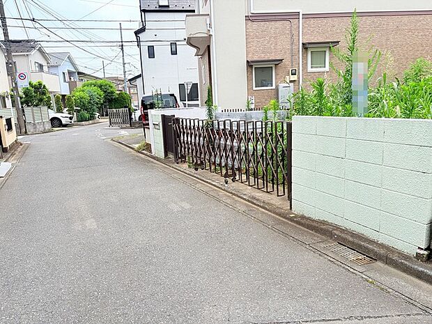 戸建てが立ち並ぶ静かな住宅街。四季折々の移り変わりを感じながら自然と楽しみ、暮らす、そんな毎日を日々の中で感じられる住環境