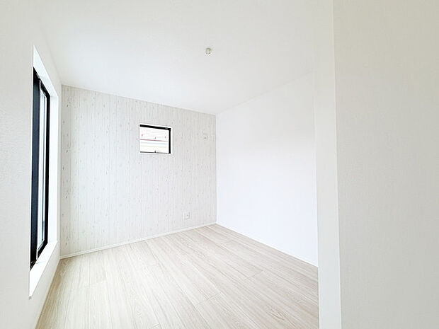 衣類の整理整頓に嬉しいクローゼット付きのお部屋。お子様のお部屋としても便利です。