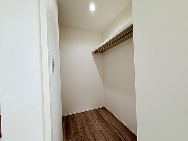 広々収納で、仕事着、普段着をまとめて収納できます。