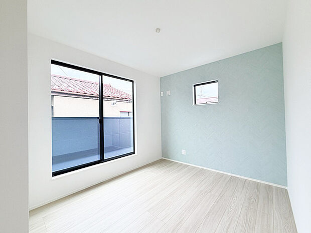 今からここを誰のお部屋にしようか、そんな洋室。