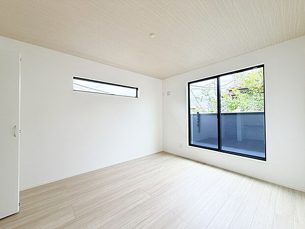 大きな開口部から明るい光が差し込む、日中の室内の明るさがこの部屋の魅力です。