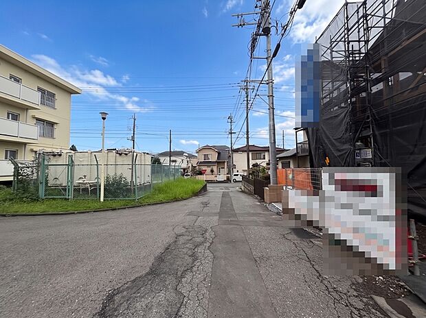 戸建てが立ち並ぶ静かな住宅街。四季折々の移り変わりを感じながら自然と楽しみ、暮らす、そんな毎日を日々の中で感じられる住環境