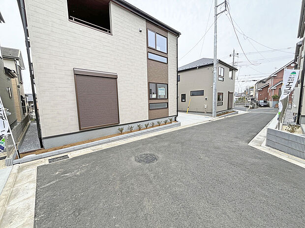 穏やかな街並みに佇む、洗練されたデザインの住まい。落ち着いた色合いの外観が、心地よい暮らしの始まりを予感させます。新しい日常が、この場所からゆっくりと育まれていくでしょう