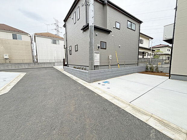 静けさと落ち着きが漂う、整然とした街並みに佇む住まい。ゆとりある敷地は、日々の暮らしに穏やかな時間をもたらします