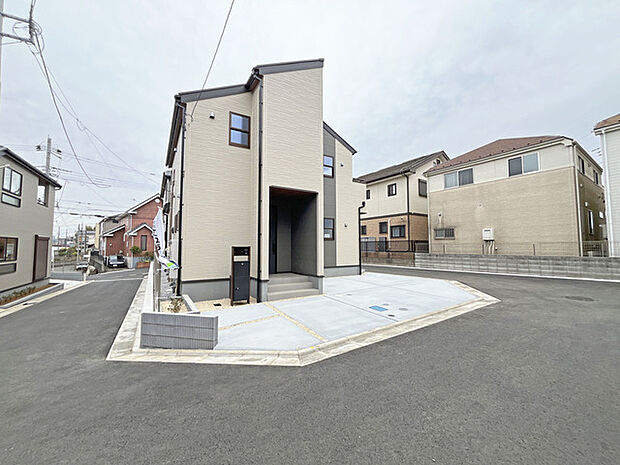 閑静な住宅街に佇む、穏やかな彩りの住まい。周囲の街並みに調和し、落ち着いた日常を育む、心地よい空間が広がります