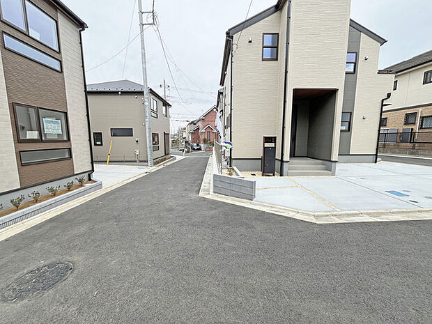 落ち着いた色合いで統一された外観と、整然とした街並みが、静かで心地よい暮らしを予感させます