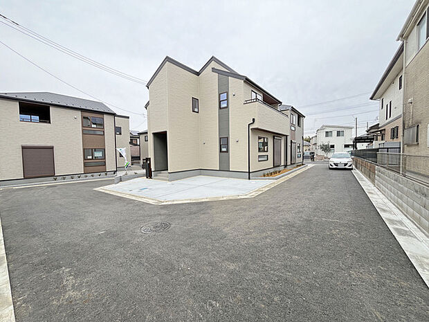 落ち着いた色合いの街並みに調和する、洗練されたデザインの邸宅。広々とした敷地は、ゆとりのある暮らしを予感させます。陽の光が心地よく降り注ぐ空間で、穏やかな日々をお送りください