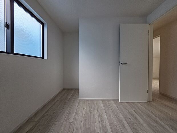 どんな家具にでも相性が良い清潔感ある白色調のクロスを採用。主張しすぎない配色、耐久性にも優れた床材は日々のメンテナンスも楽に、快適に過ごして頂けるよう考えられています。