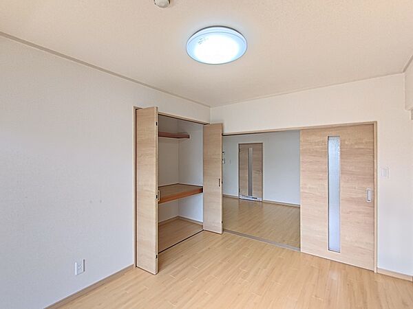 【洋室／約6．3帖】 どんな家具にでも相性が良い清潔感ある白色調のクロスを採用。 主張しすぎない配色、耐久性にも優れた床材は日々のメンテナンスも楽に、快適に過ごして頂けるよう考えられています。