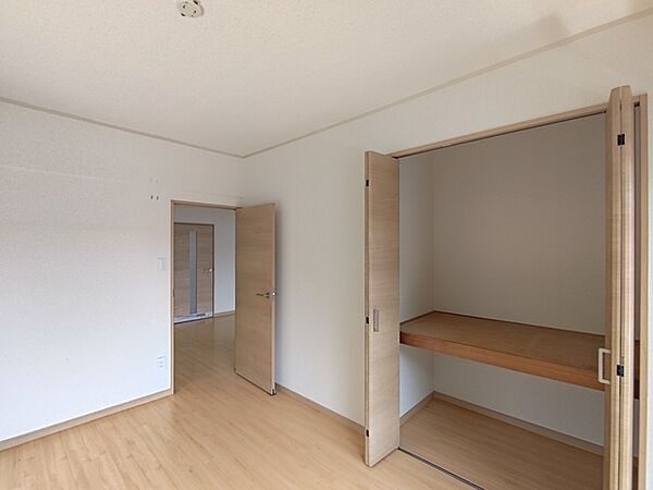 【洋室／約6帖】 元々和室だったお部屋は、フローリングを張ってキレイな洋室に生まれ変わりました。