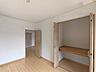 和室：【洋室／約6帖】 元々和室だったお部屋は、フローリングを張ってキレイな洋室に生まれ変わりました。