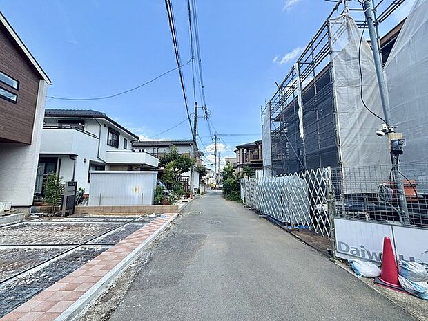 セカンドカーや来客時にも便利なカースペース3台分ございます。 