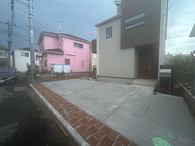 セカンドカーや来客時にも便利なカースペース3台分ございます。 