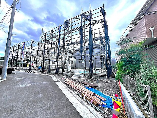 前面道路は広く、駐車がしやすいです。駐車スペース2台分ございます。