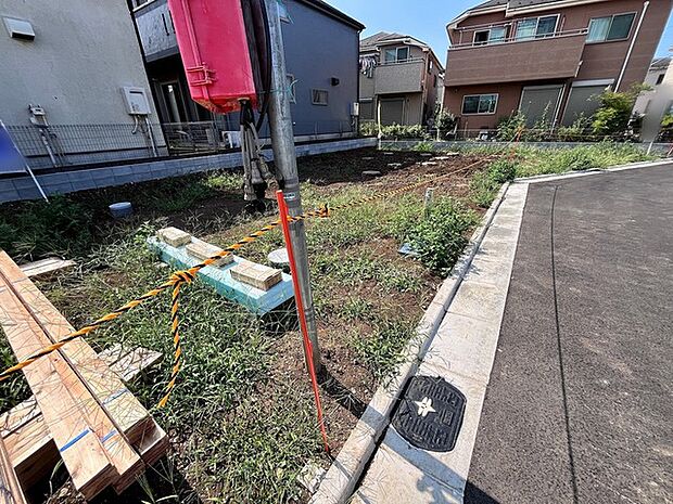 戸建てが立ち並ぶ静かな住宅街。四季折々の移り変わりを感じながら自然と楽しみ、暮らす、そんな毎日を日々の中で感じられる住環境